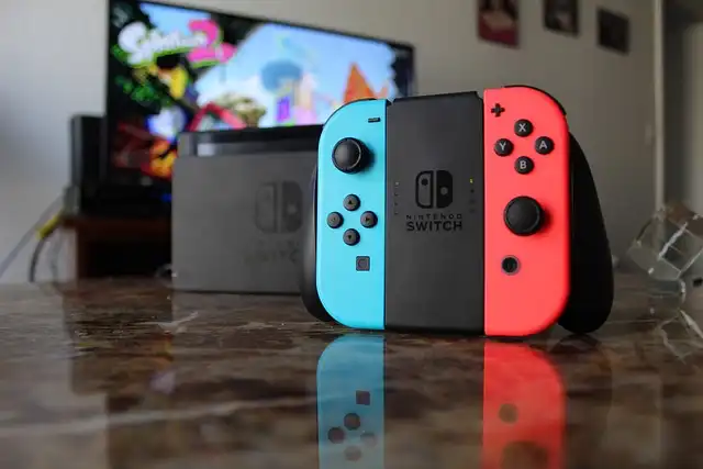 Nintendo Switch are also required to be equipped with replaceable batteries